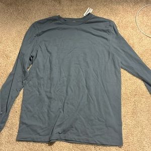 Old navy Long sleeve tshirt. Got it for Christmas and it’s too small for me.